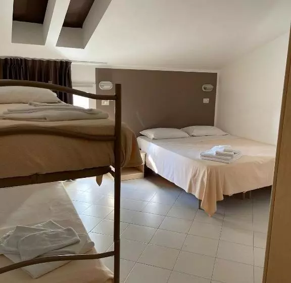 エコノミー4人部屋, Ideal Soleti Hotels