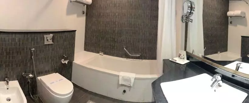 シティビューのデラックスルーム, Ramada By Wyndham Abu Dhabi Corniche