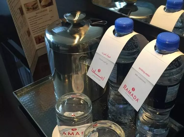 シティビューのデラックスルーム, Ramada By Wyndham Abu Dhabi Corniche