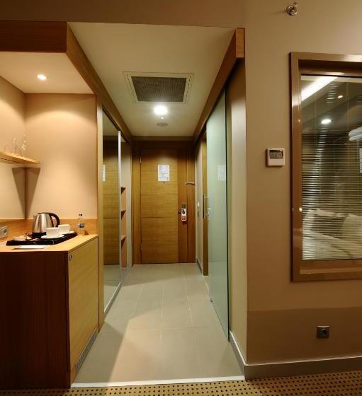 Habitació Estàndard Llit Queen, Ramada By Wyndham Podgorica