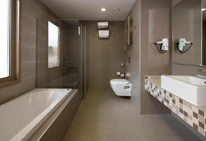 اتاق اجرایی با تخت بزرگ, Ramada By Wyndham Podgorica