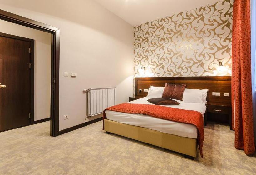 جناح عائلي, Aurum