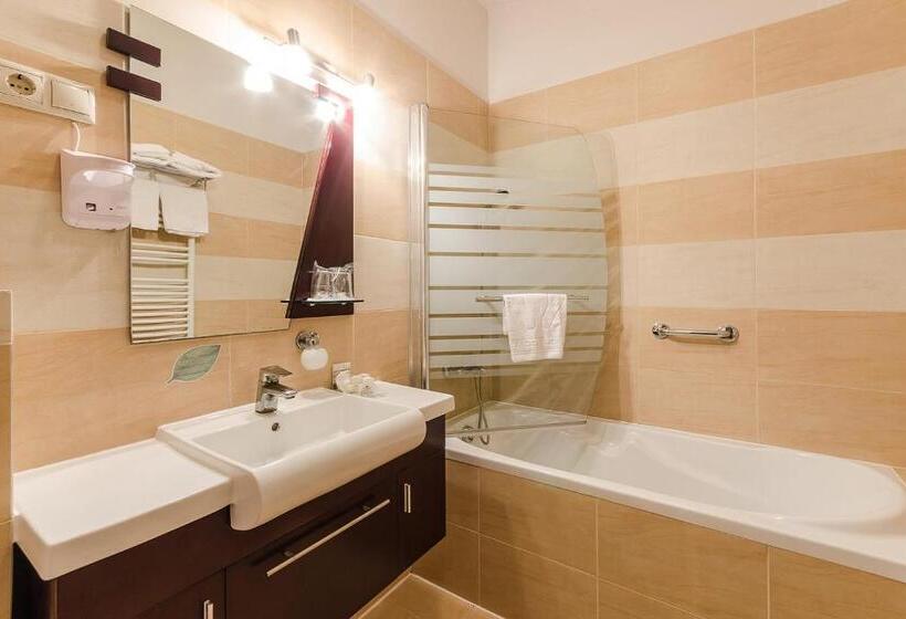 غرفة قياسية مزوَّدة بشُرفة, Aurum