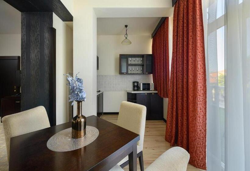 جناح مزود بتراس, Aurum