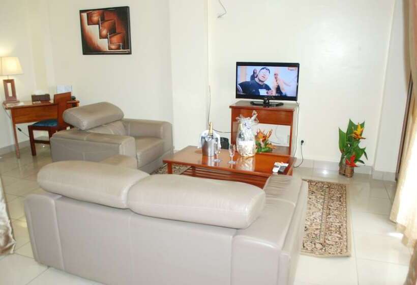 سوئیت سینیور, Bano Palace