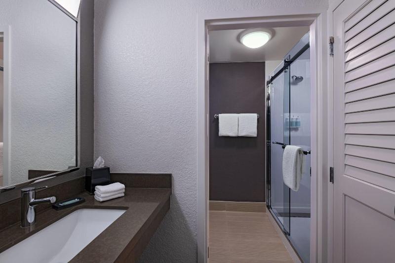 سوئیت با تخت بزرگ, Courtyard Fort Worth University Drive