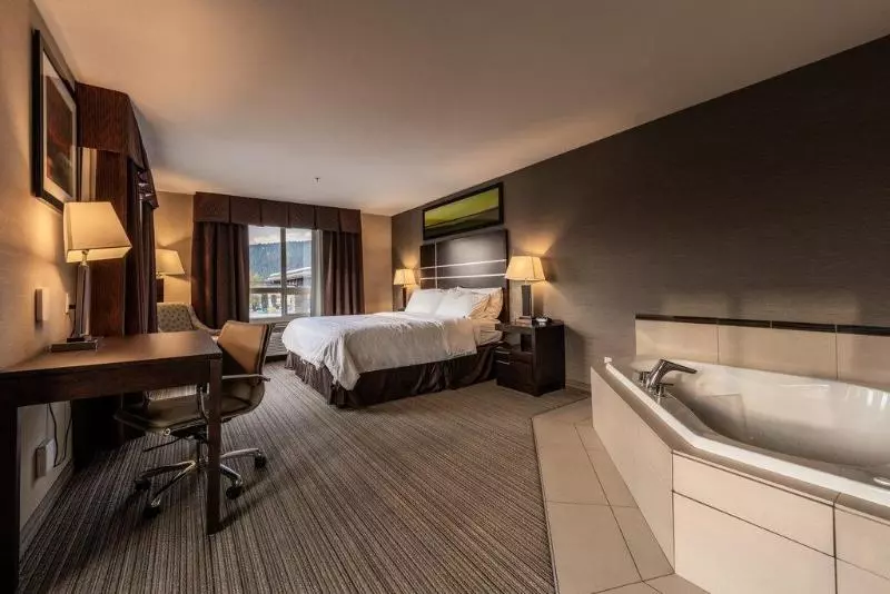 マウンテンビュースイート, Holiday Inn Express Golden Kicking Horse, An Ihg