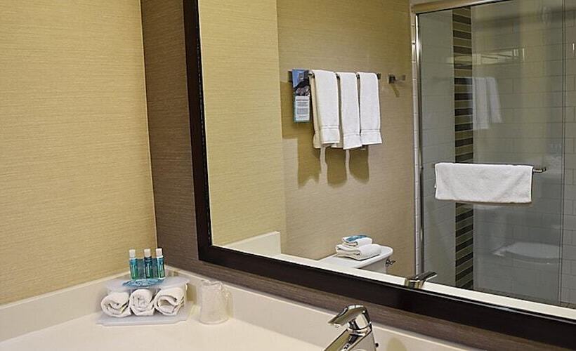 جناح مطلّ علي الجبل, Holiday Inn Express Golden Kicking Horse, An Ihg