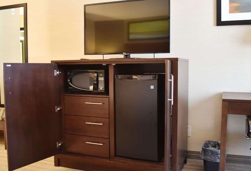 جناح مطلّ علي الجبل, Holiday Inn Express Golden Kicking Horse, An Ihg