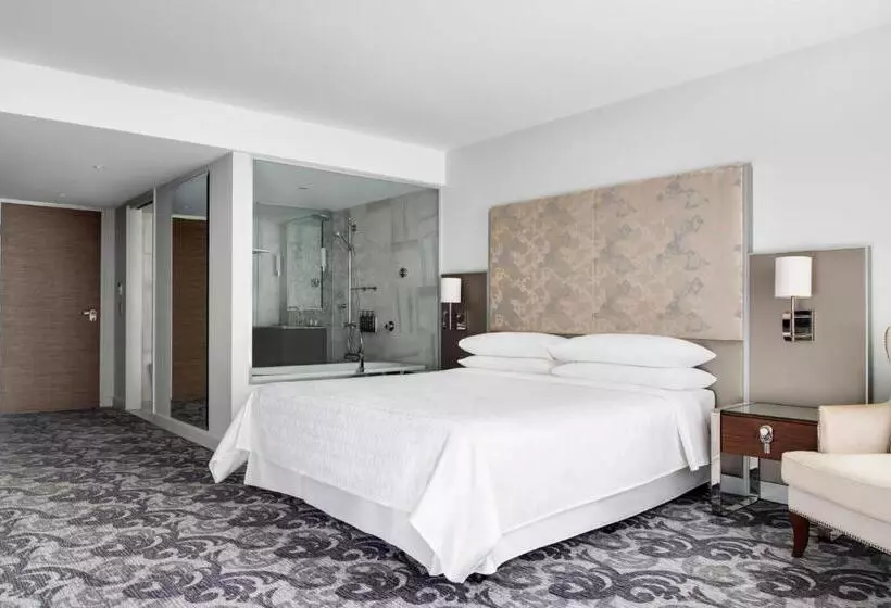 Deluxe Room King Bed & City View