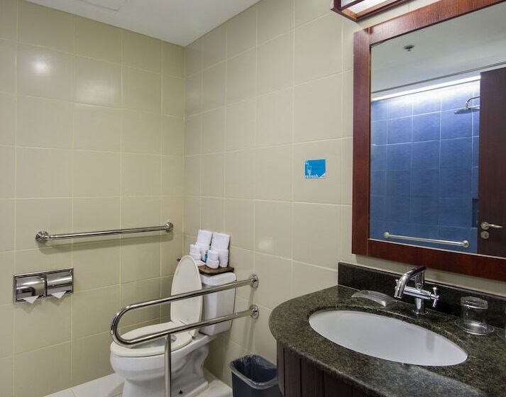 اتاق استاندارد با تخت دوبل برای معلولان, Microtel By Wyndham Mall Of Asia