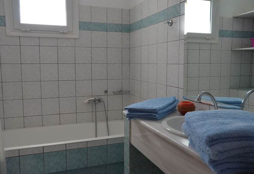 带有一个卧室和海景的高级公寓, Poppy Villas