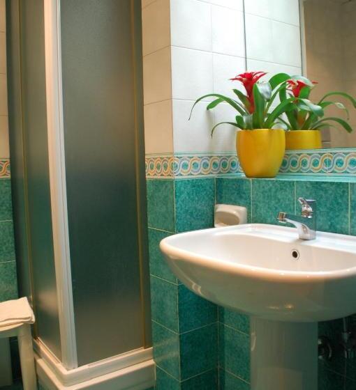 اتاق استاندارد یک نفره, Benny