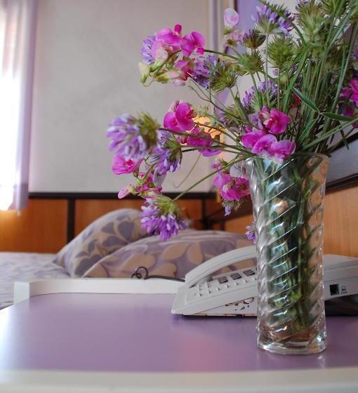 اتاق استاندارد, Benny