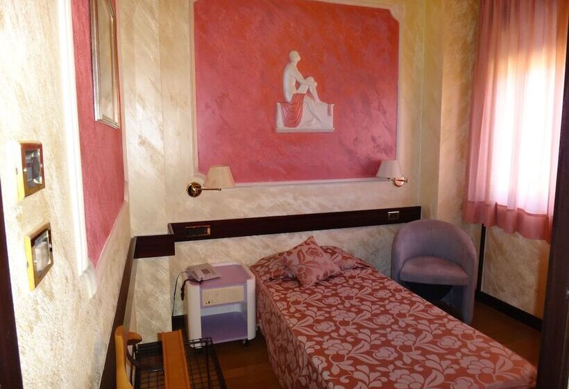 غرفة قياسية فردية, Benny