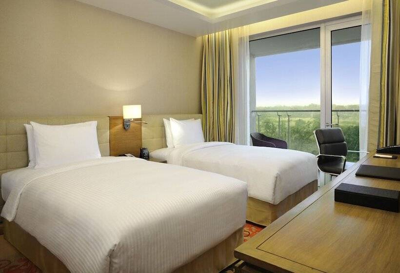 带大床的标准工作室, Doubletree Suites By Hilton Bengaluru Outer Ring Road