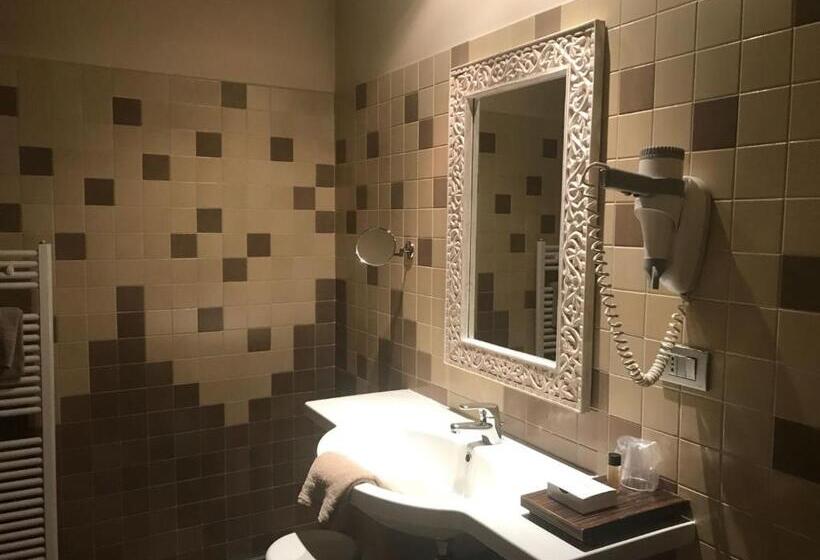 חדר דלוקס, Fortyfive