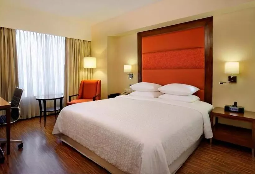 キングサイズベッドのスーペリアルーム, Four Points By Sheraton Ahmedabad