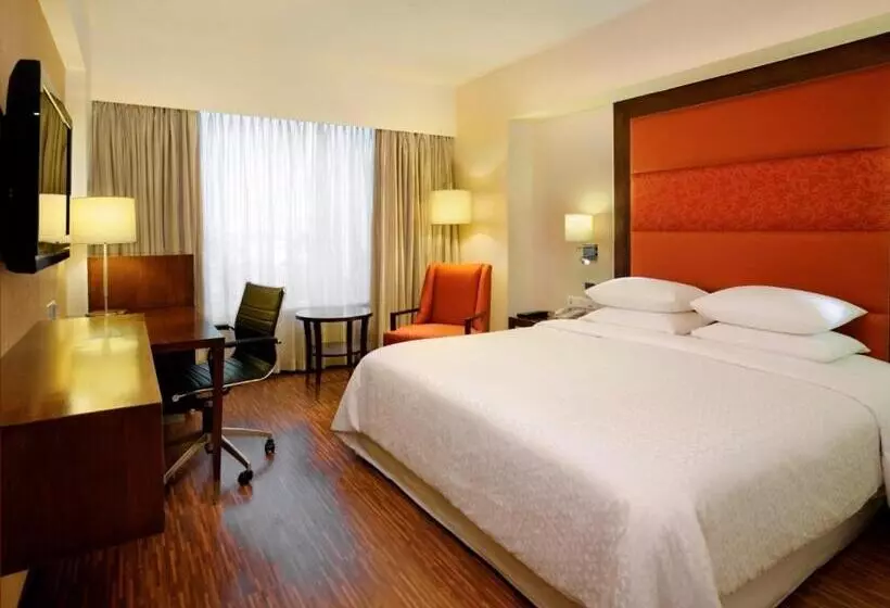 キングサイズベッドのデラックスルーム, Four Points By Sheraton Ahmedabad
