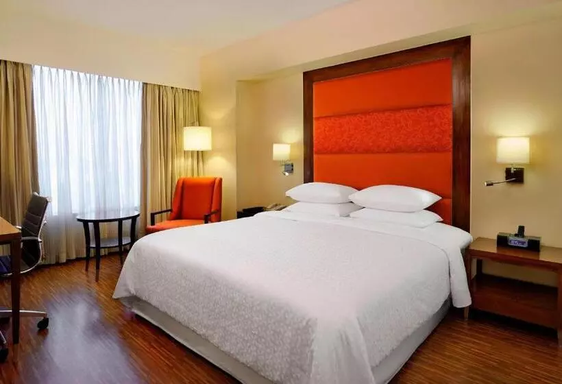 キングサイズベッドのデラックスルーム, Four Points By Sheraton Ahmedabad