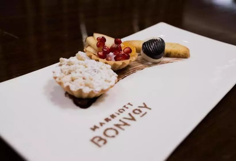 キングサイズベッドのデラックスルーム, Four Points By Sheraton Ahmedabad