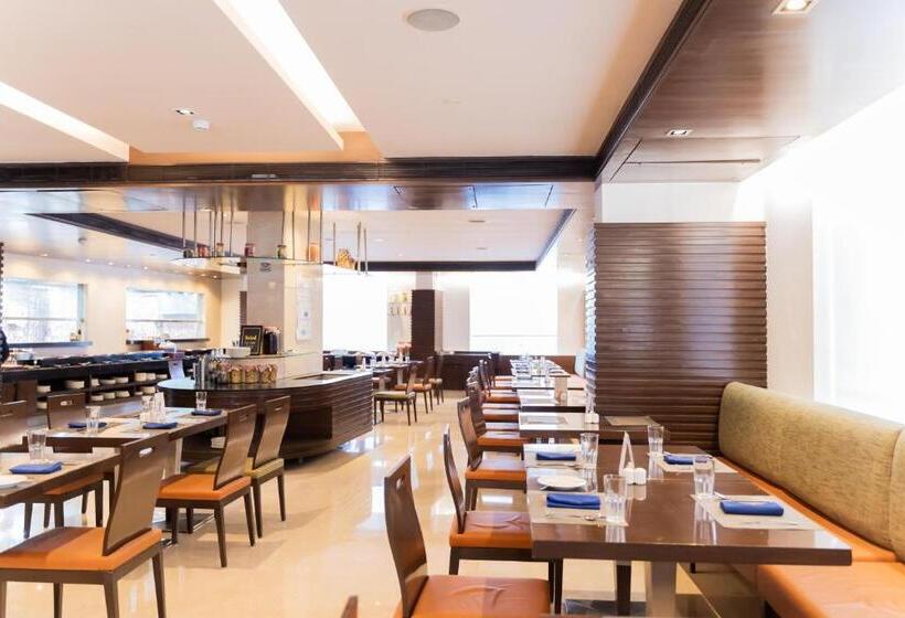 Номер Deluxe, Four Points By Sheraton Ahmedabad