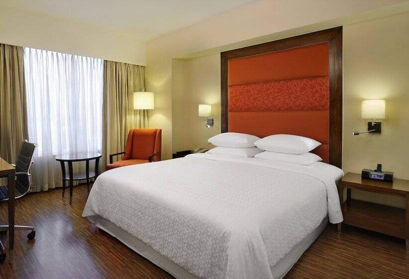 Номер Deluxe, Four Points By Sheraton Ahmedabad