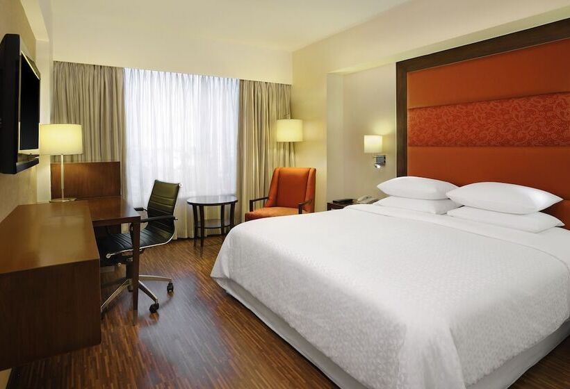 Номер Deluxe, Four Points By Sheraton Ahmedabad