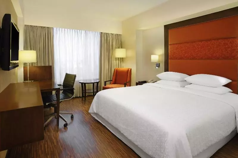 キングサイズベッドのデラックスルーム, Four Points By Sheraton Ahmedabad