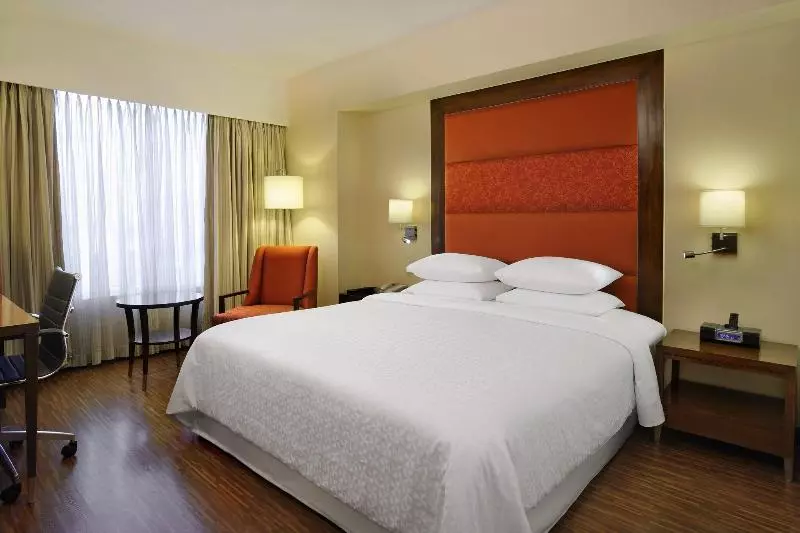 キングサイズベッドのデラックスルーム, Four Points By Sheraton Ahmedabad