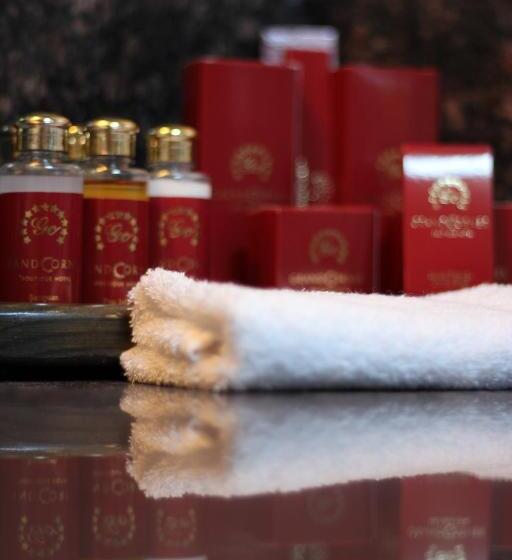 اتاق خانوادگی تودرتو, Grand Corner Boutique