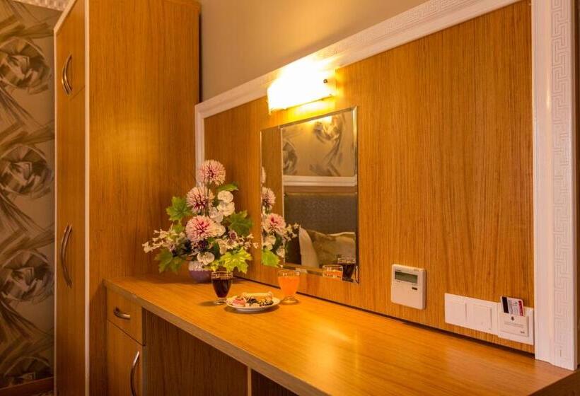 اتاق استاندارد سه تخته با بالکن, Grand Rosa