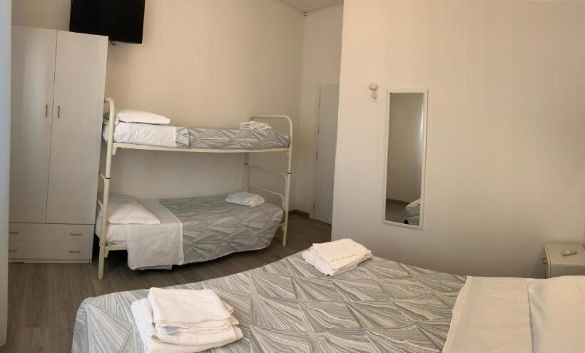 اتاق استاندارد سه نفره, Laika