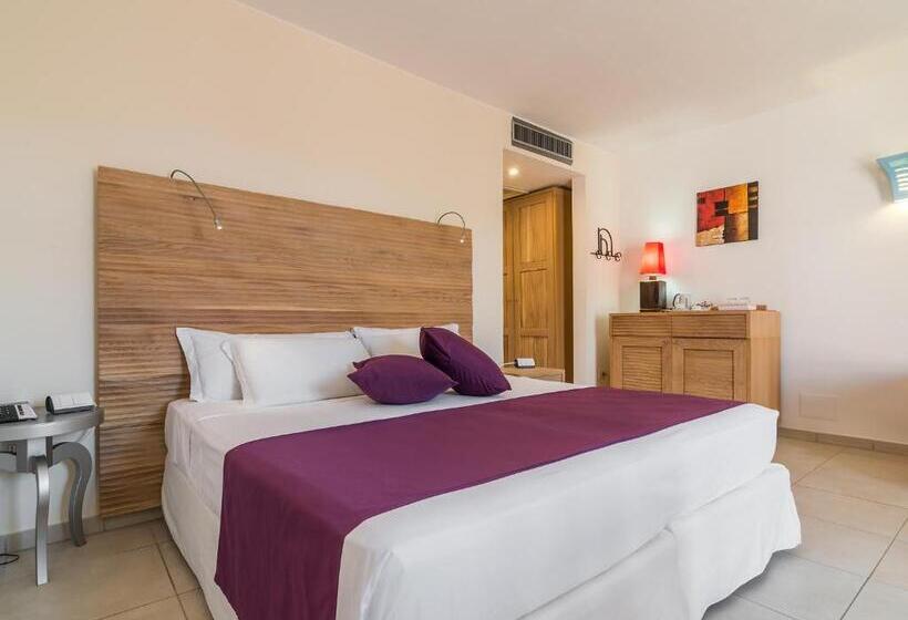 Семейный Номер, Nic