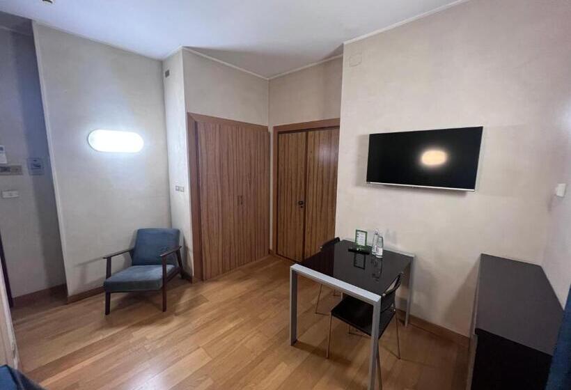 استودیوی استاندارد, Residence Star