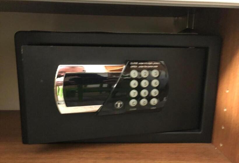 Economy Studio, Residence Star