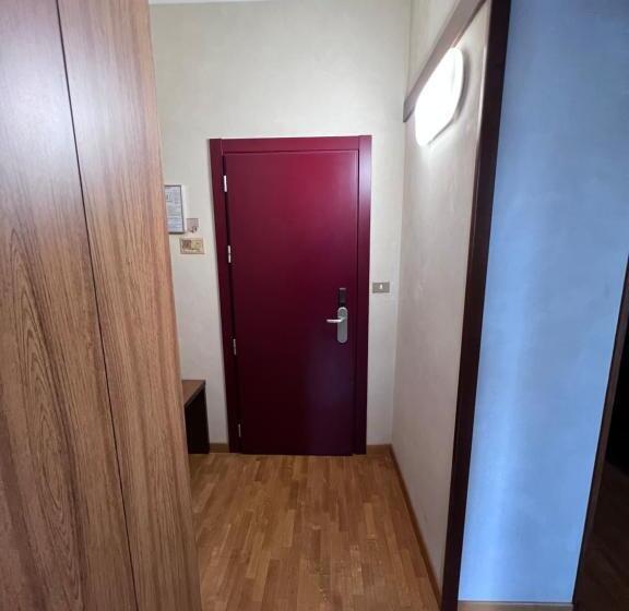 استودیوی سوپریور, Residence Star