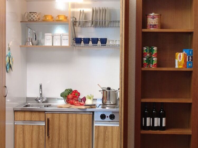 Economy Studio, Residence Star