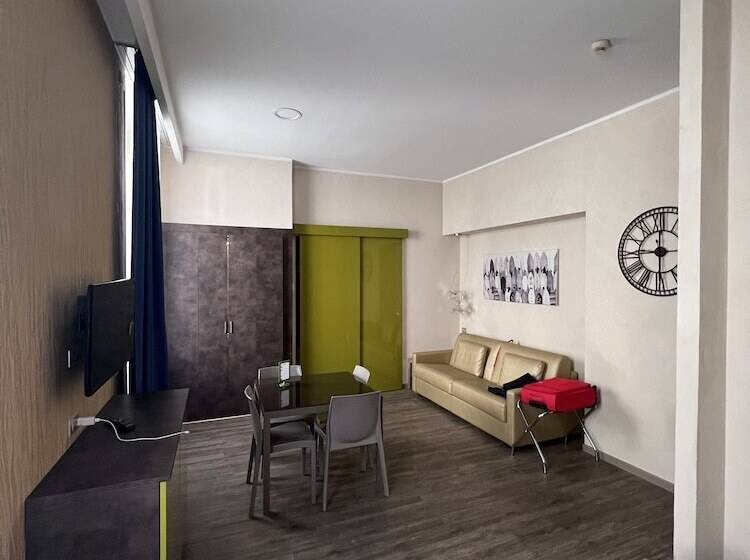 استودیوی سوپریور, Residence Star