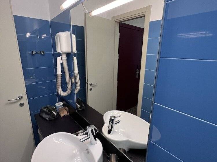 استودیوی سوپریور, Residence Star