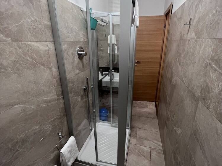 استودیوی استاندارد, Residence Star