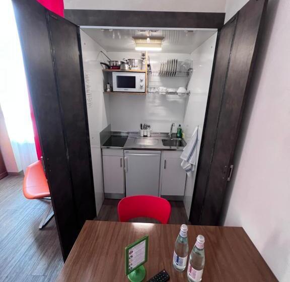 استودیوی استاندارد, Residence Star