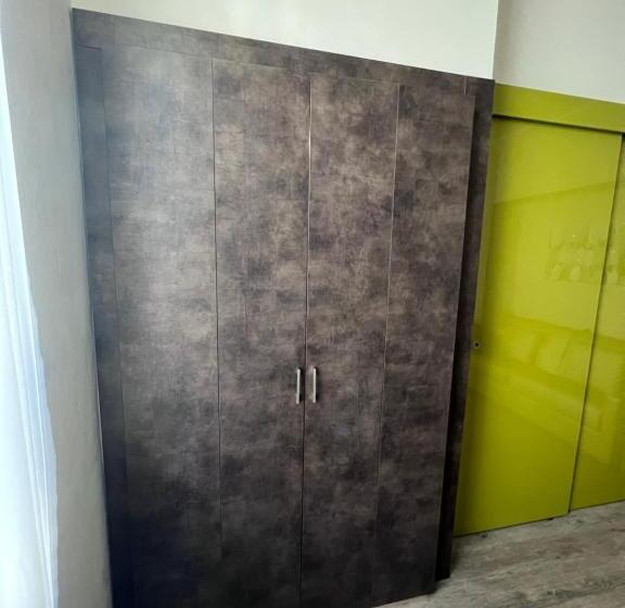 استودیوی سوپریور, Residence Star