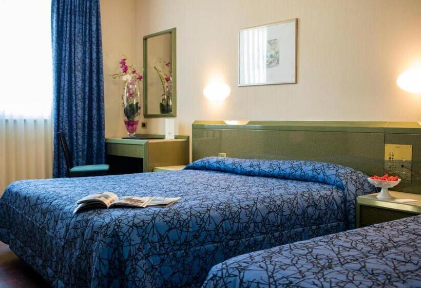 غرفة قياسية ثلاثية, Royal