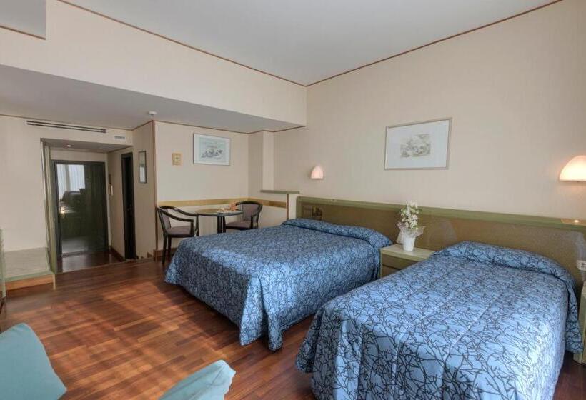 غرفة سوبيريور ثلاثية مطلّة علي البحر, Royal