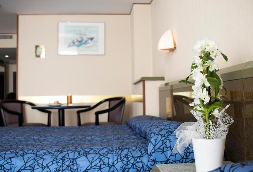 غرفة سوبيريور ثلاثية مطلّة علي البحر, Royal