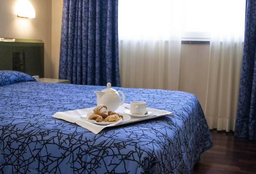 غرفة قياسية ثلاثية, Royal