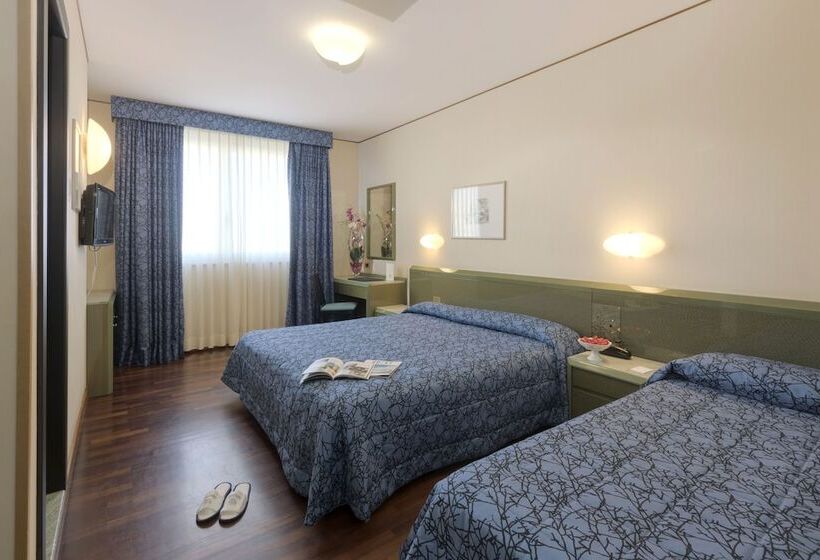 غرفة قياسية ثلاثية, Royal