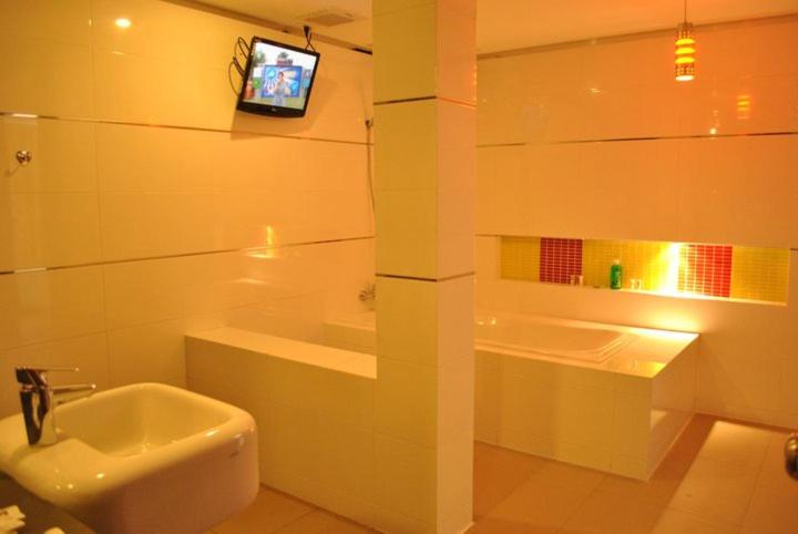 Люкс, O.u.m. Hotel   โรงแรมโอยูเอ็ม