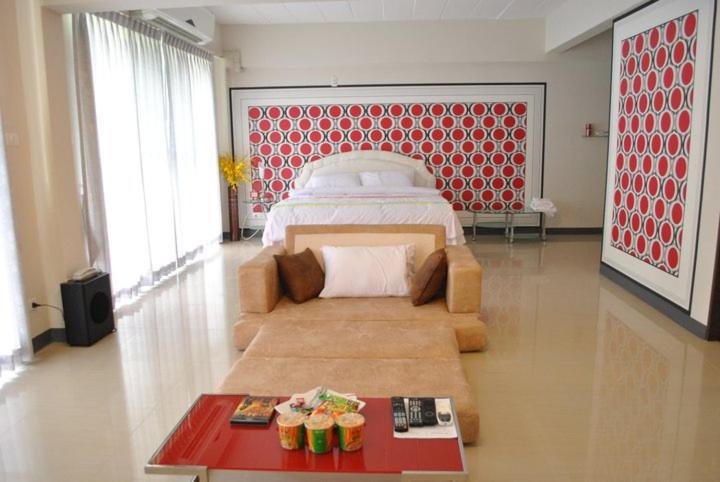 Люкс, O.u.m. Hotel   โรงแรมโอยูเอ็ม